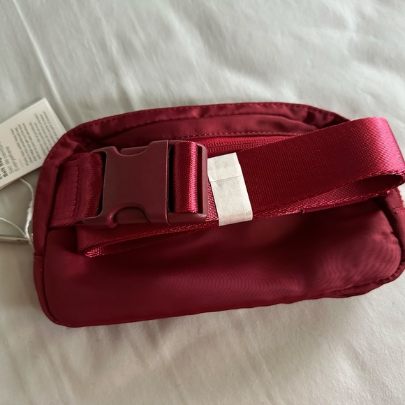 Lululemon everywhere belt bag 1L Red Merlot - Picture 3 of 3